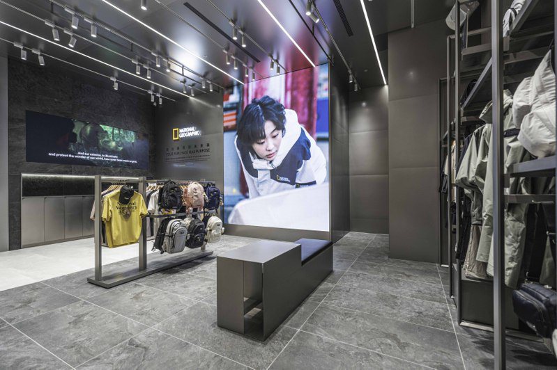 国家地理服饰新竹「登陆太空」概念店，店装以黑灰色以及宛如月球表面的特殊材质打造整体视觉。