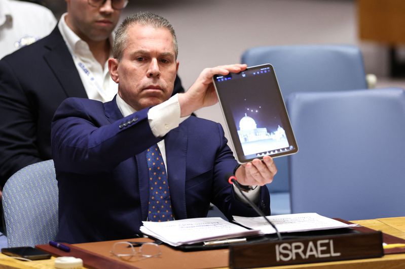 聯合國安理會於台灣時間15日清晨4時，緊急就伊朗襲擊以色列召開會議。以國駐聯合國大使爾登和伊朗駐聯合國大使伊拉瓦尼針鋒相對。圖為爾登出示無人機和飛彈襲擊以色列照片。法新社