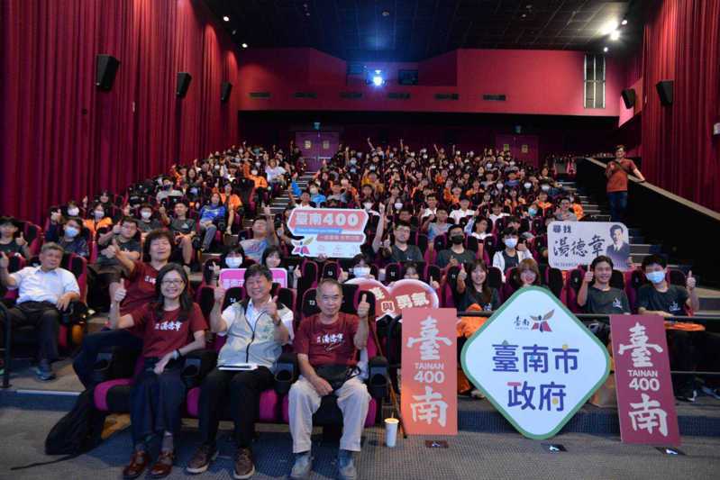 台南市教育局今天下午於大遠百威秀影城舉辦「尋找湯德章」紀錄片觀賞活動，藉此讓學生認識位值得敬佩與懷念的人物。記者鄭惠仁／攝影