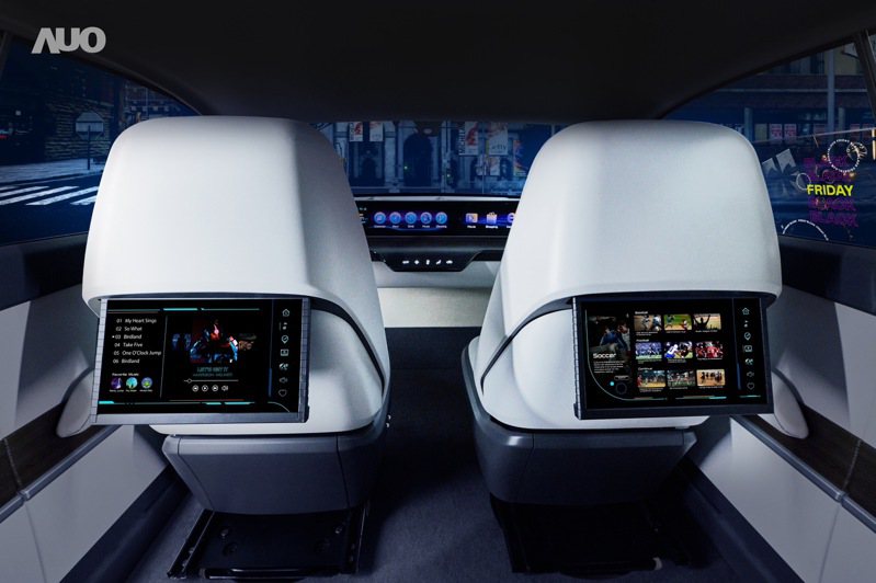 友达新一代Smart Cockpit 2024，以Micro LED先进显示技术优势，创建「可卷式后座娱乐显示器」，仅在互动时才显示出所需画面及资讯，扩充更丰富的娱乐和交互资讯服务，获国际奖项荣耀。图/友达提供