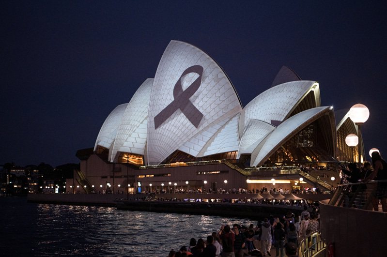 雪梨歌劇院15日亮起黑絲帶，為13日商場攻擊事件受害者致哀。路透