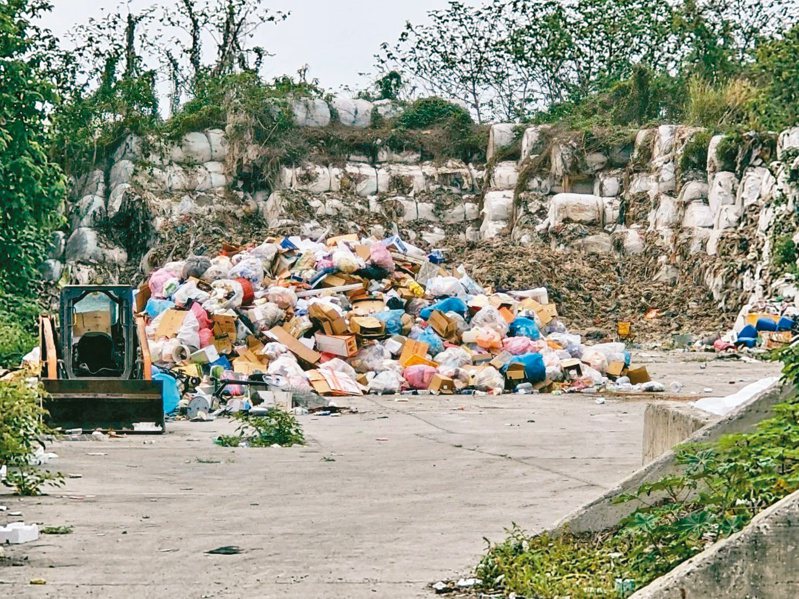 台東市建農里垃圾掩埋場內可見新的垃圾堆置。圖／台東市建農里里長提供