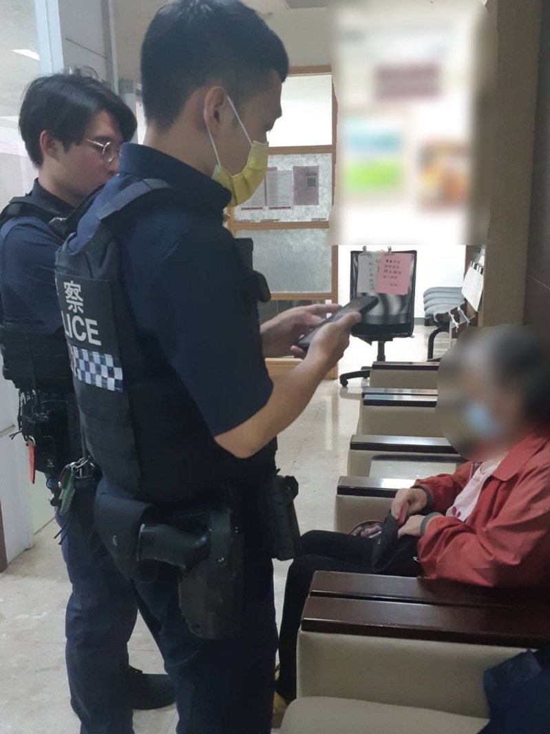 台南老妇人遭电信交友诈骗，市警二分局南门派出所警员黄韦勋（左）、警员郭昱佑（中），合力劝阻保住她40万元。