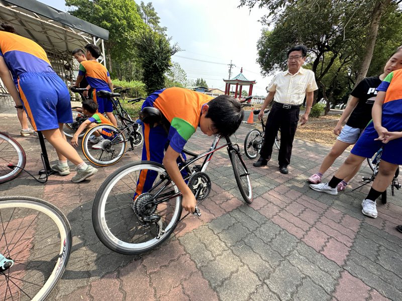 屏東市凌雲國小今年畢業生們忙著整備單車，為明天單車百里挑戰做好行前準備。記者劉星君／攝影