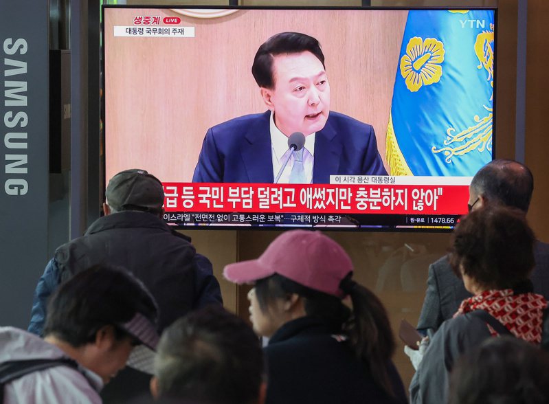 南韓執政黨10日在國會選舉慘敗，總統尹錫悅16日在內閣會議上表示會虛心接受結果。歐新社