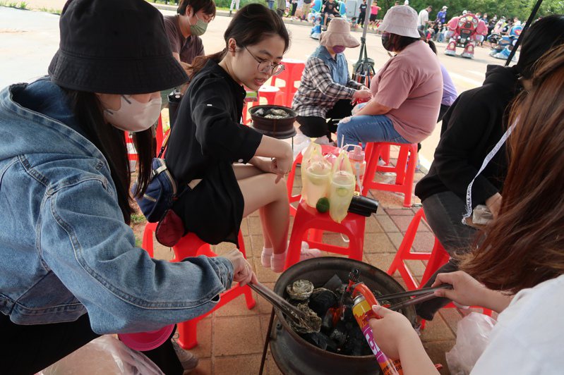 金宁乡石蚵文化季的｢烤蚵体验｣明天开放报名，限量60组，每组备有带壳蚵5斤，要让参加者吃到爽。图／读者提供