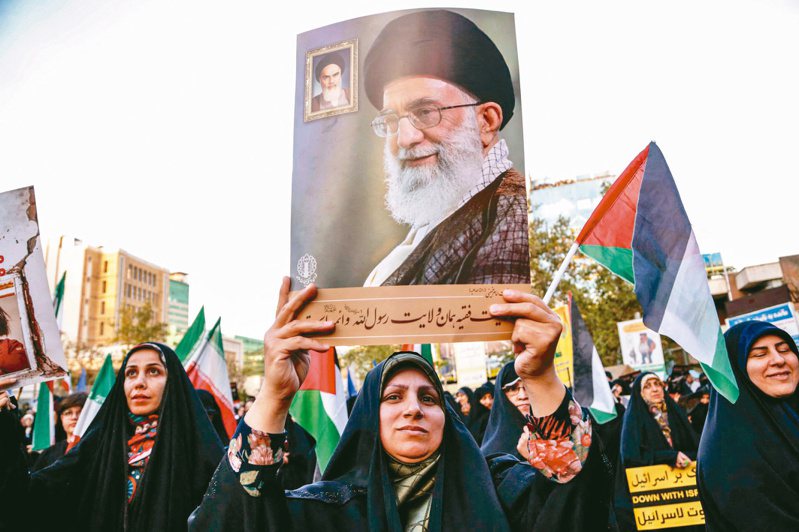 伊朗民眾十五日在德黑蘭街頭高舉最高領袖哈米尼肖像，慶祝伊朗空襲以色列。以色列參謀總長哈勒維同日表態，將對伊朗有所回應。（法新社）