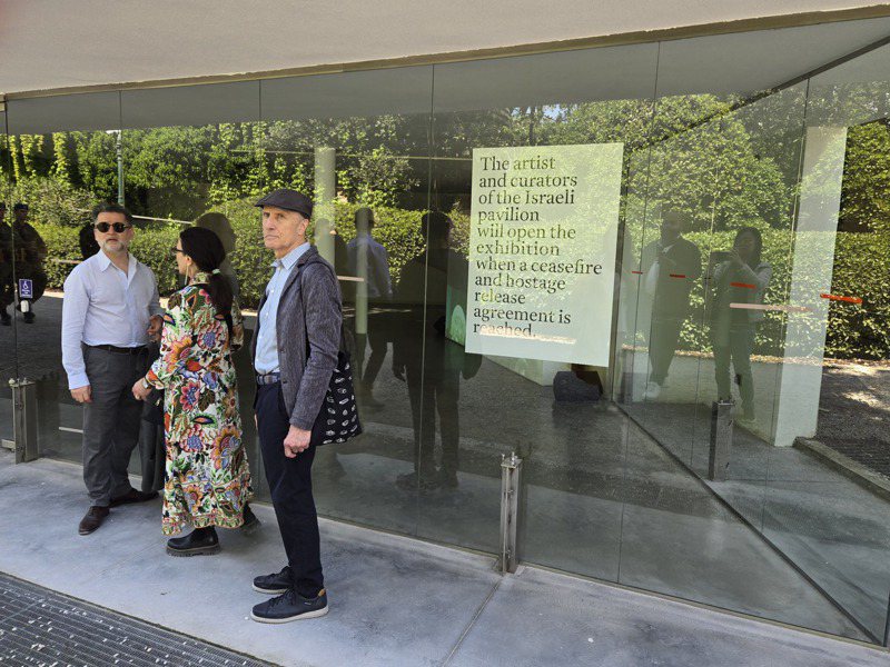 第60屆威尼斯雙年展以色列館宣布閉館，還是吸引不少觀眾透過玻璃牆探看館內的展覽。聯合報記者陳宛茜／攝影