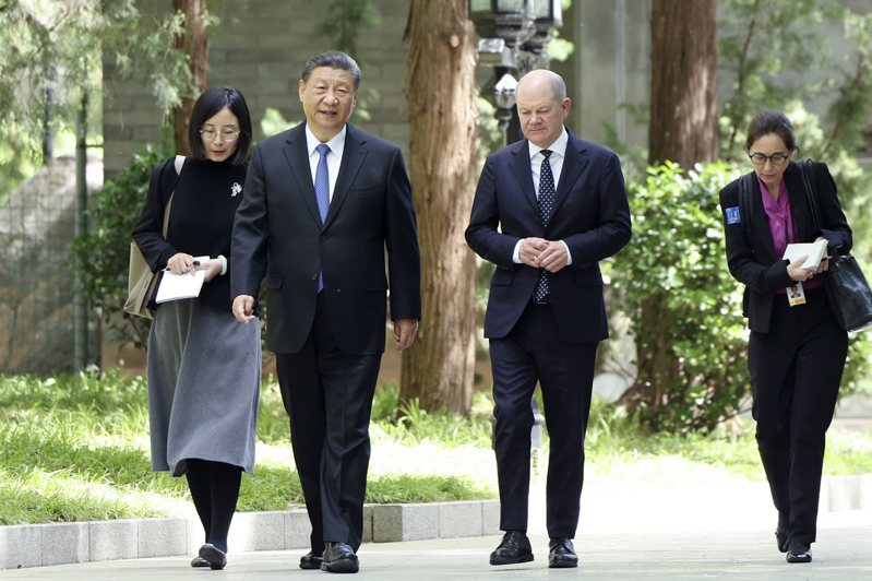 德國總理蕭茲(右二)16日在北京會晤中國國家主席習近平(左二)。美聯社
