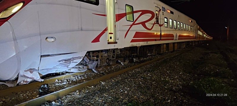 台鐵445車次普悠瑪號在和平站撞到落石出軌。圖／擷取自「以蘇花公路即時路況為主的平台」臉書粉絲頁