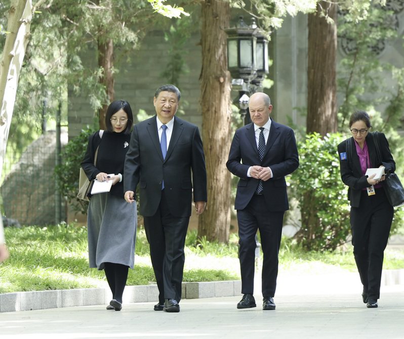 大陸國家主席習近平16日在北京釣魚台國賓館會見德國總理蕭茲，並一起散步。(新華社)