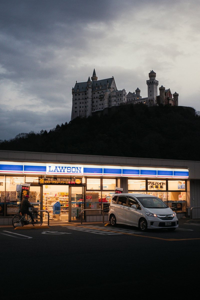 日本攝影師捕捉到便利商店與歐式城堡「白鳥城」同框的畫面。圖擷自X