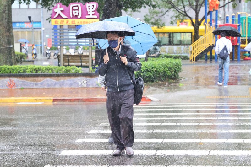 台北市今天一早許多行政區大雷雨，北市災防辦公室表示，氣象署已針對北市雙溪（雙溪淨水場至聖人瀑布）發布災防警告訊息，持續時間至8時33分；提醒該區域已有暴雨或有暴雨發生的機率。記者林伯東／攝影