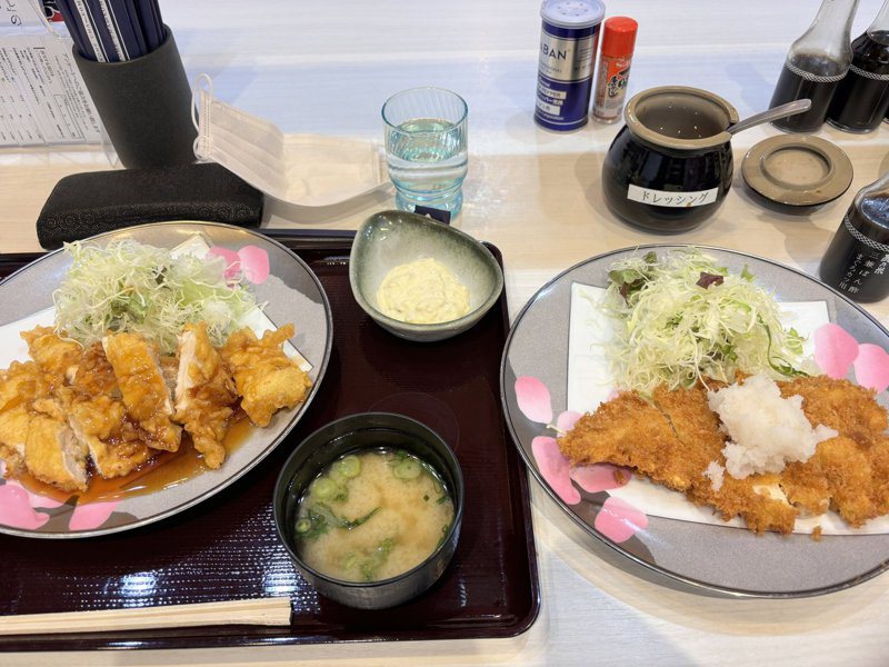一位日本網友吃飯時店家上錯餐，但後續乾脆再補一份，讓網友意外吃到雙主菜。圖擷自X