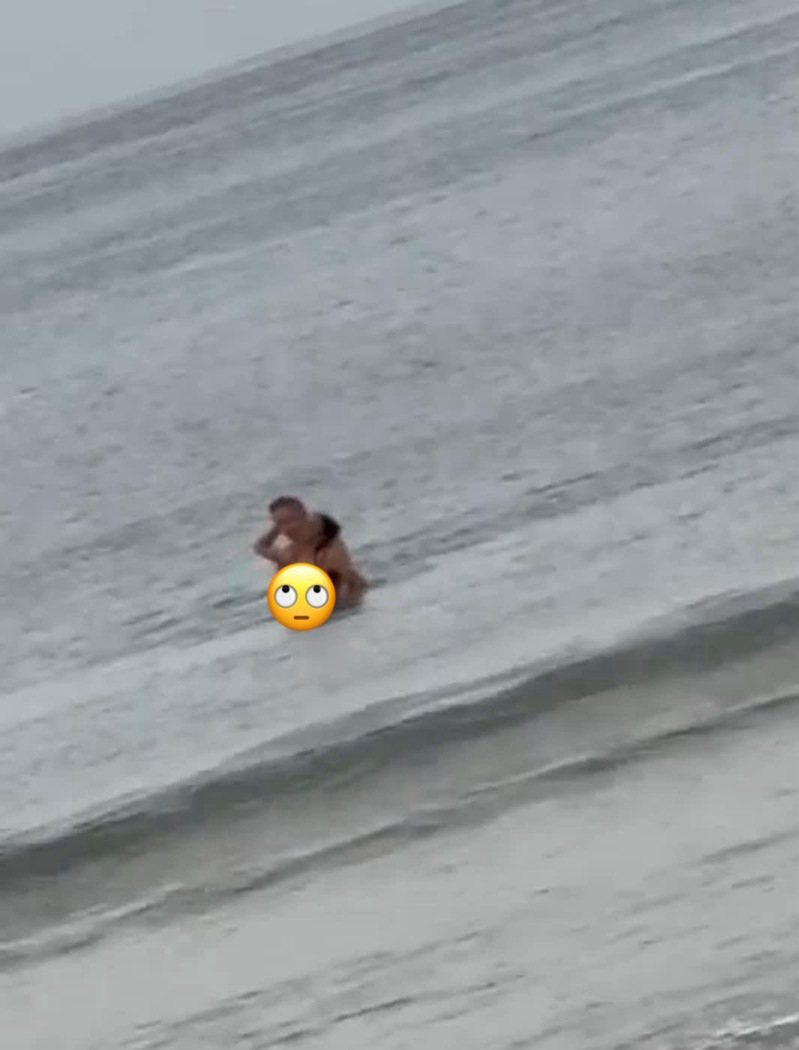 普吉島一對情侶遭人直擊在海中忘情連結，畫面流出後網友驚呼「不怕不乾淨的水進去嗎？」圖／取自X平台