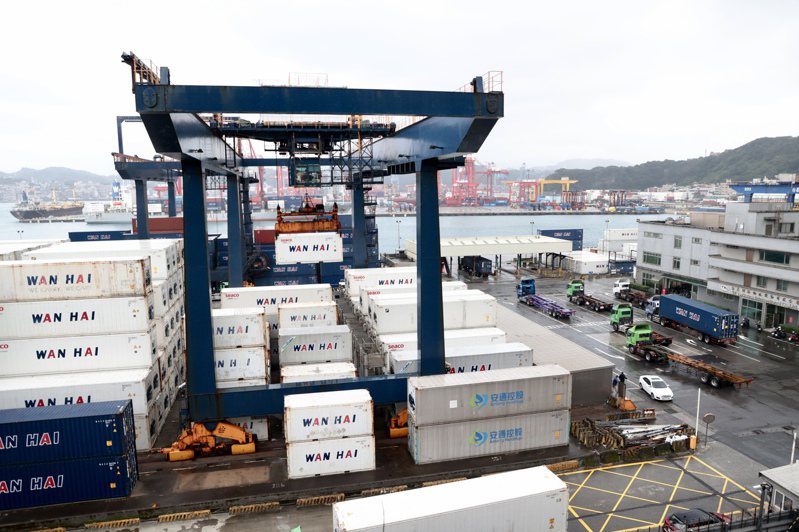 圖為基隆港貨櫃碼頭裝卸貨櫃的狀況。記者黃義書／攝影