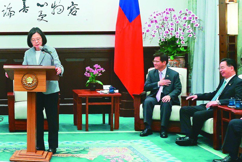 蔡英文總統（左）16日接見外賓，提及總統府秘書長林佳龍（右二）是下任外交部長，外交部長吳釗燮（右）是未來國安會秘書長。中央社