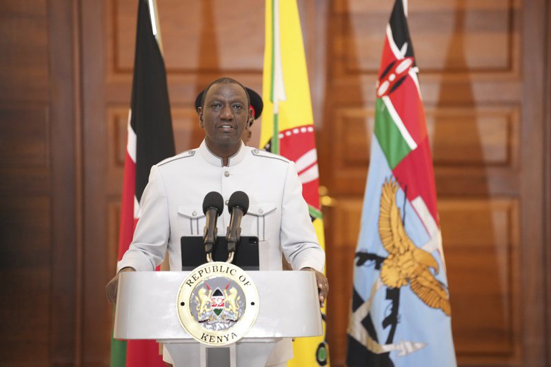肯亚总统鲁托证实，军方一架直升机18日坠毁在西部偏远地区，肯亚国防军总长奥古拉等10名高阶军官罹难。美联社(photo:UDN)