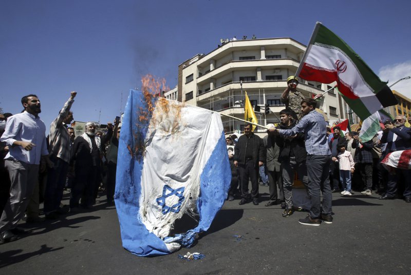 伊朗军事高官警告，若核设施遭到以色列袭击，伊朗将立即对以方进行对应打击。图为伊朗民众上街焚烧以色列国旗。美联社(photo:UDN)