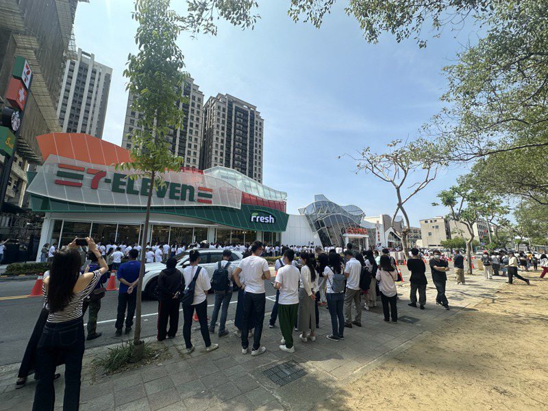 統一集團在本命區台南永康推出全台最大「4合1」複合商場，今天中午開店前附近就擠滿大批等候進場民眾。記者周宗禎／攝影