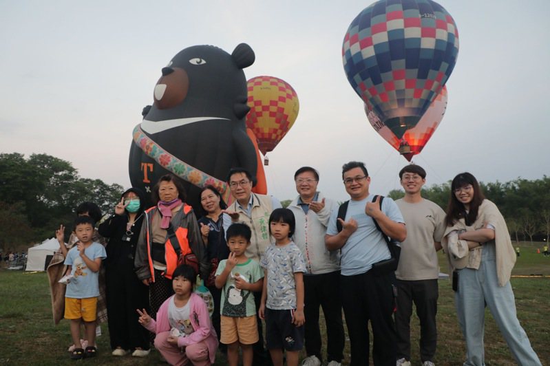 西拉雅森活節今天登場，今年熱氣球從3顆加碼到5顆，台南市長黃偉哲、西拉雅風管處處長徐振能與到場民眾拍照互動。照／南市府提供