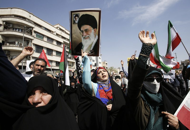 BBC報導伊朗以色列此波互打應已落幕。圖為伊朗民眾上街支持政府反擊以色列。歐新社