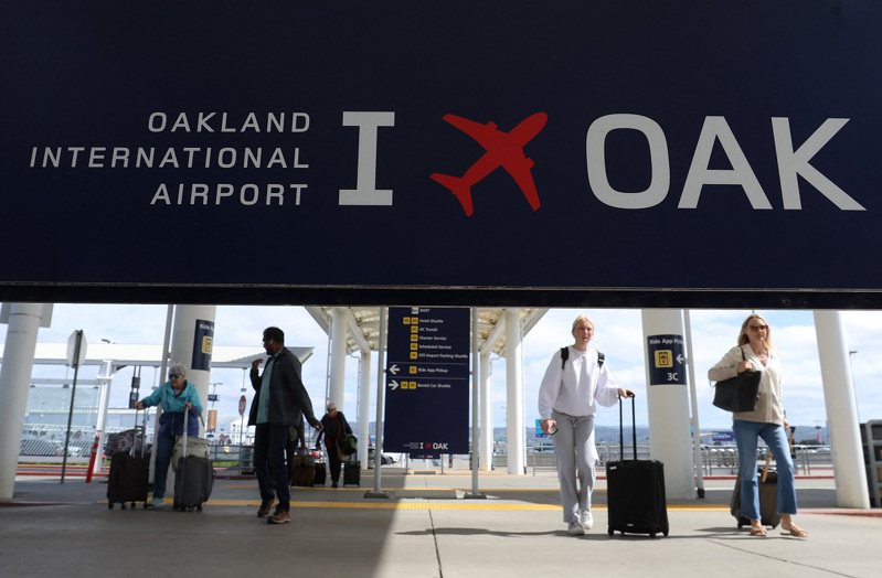 旅客走向美国加州奥克兰国际机场的第二航厦，摄于12日。主管机关日前决定把机场名称改成「旧金山湾奥克兰国际机场」，遭旧金山市提告阻止。法新社(photo:UDN)