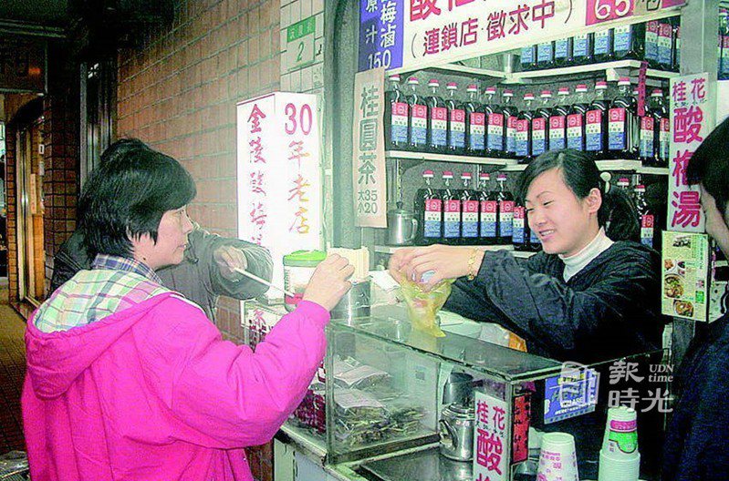 金陵酸梅湯近四十年歷史，在沅陵街散發傳統香味。圖／聯合報系資料照(2002/03/06 牛慶福攝影)