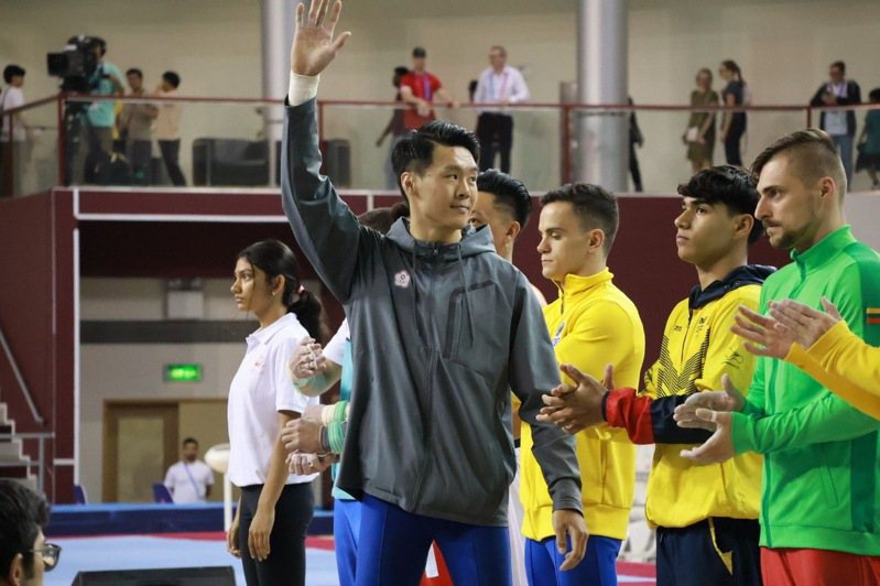台灣男子體操好手唐嘉鴻（舉手者）21日在體操世界盃杜哈站再度摘下金牌，教練也透露接下來的難度將持續提升，全力為瞄準奧運金牌而戰。（翁士航提供）中央社