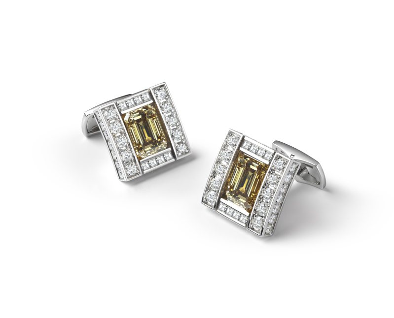 DAMIANI Belle Époque Frame轮廓彩钻袖扣，18K⽩⾦和⿈⾦镶嵌2颗棕黄色祖母绿式切割彩钻总重25.11克拉、钻石，2,640万元。图／DAMIANI提供