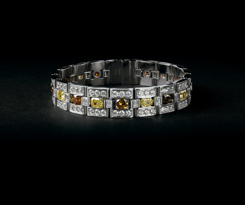 DAMIANI Belle Époque Frame美好年代精彩轮廓彩钻手环，555万元。图／DAMIANI提供