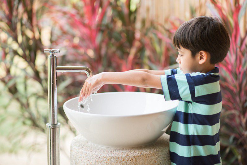勤洗手保持良好的衛生習慣，以避免發生食物中毒。圖／123RF