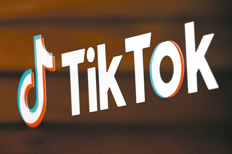 美國總統拜登（Joe Biden）25日簽署法案，強制TikTok與中國母公司字節跳動「斷開連結」，否則祭出禁止下載TikTok的禁令。（路透）