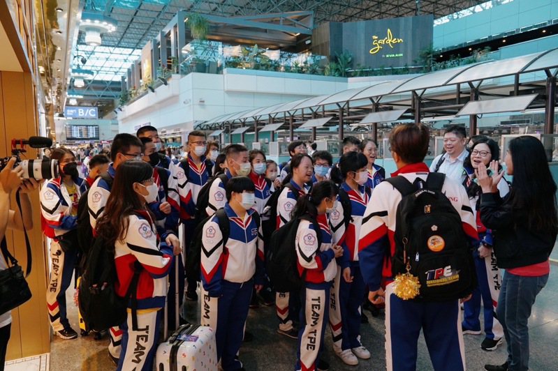 国立苗栗特殊教育学校啦啦队师生参加世界啦啦队锦标赛今天出发，希望代表台湾夺金为国争光。图／Doiiin提供