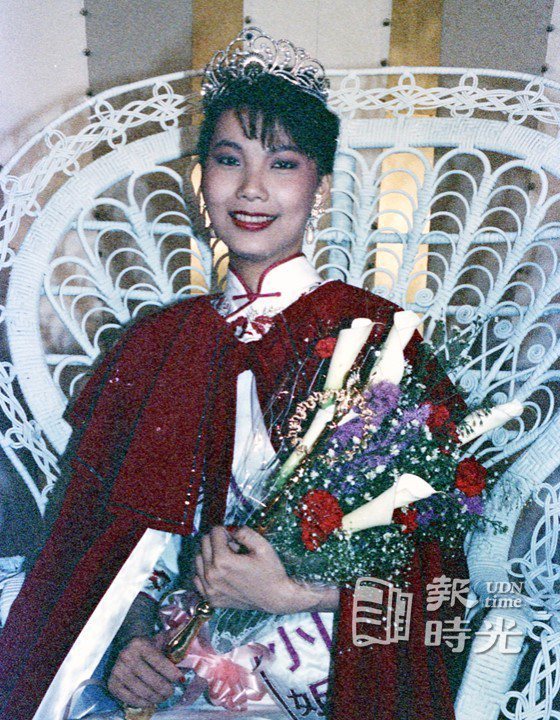 廿五歲的凌蕙蕙一日登上佳樂小姐七十七年中國小姐的后座，也獲得價值近一千萬元獎金獎品，和代表我國參加國際佳樂小姐選拔的資格。圖／聯合報系資料照(1988/04/01  許振輝攝影)