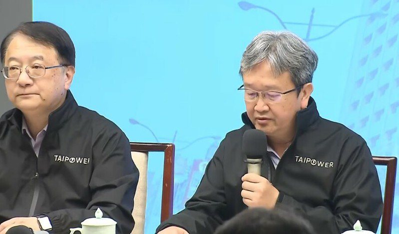 台電總經理王耀庭（右）22日宣布接受慰留，批評國民黨將電力問題用政治解讀。（直播截圖）