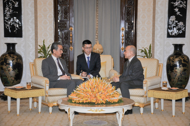 当地时间4月21日，柬埔寨国王西哈莫尼（右）在金边会见中共中央政治局委员、外交部长王毅。（新华社）