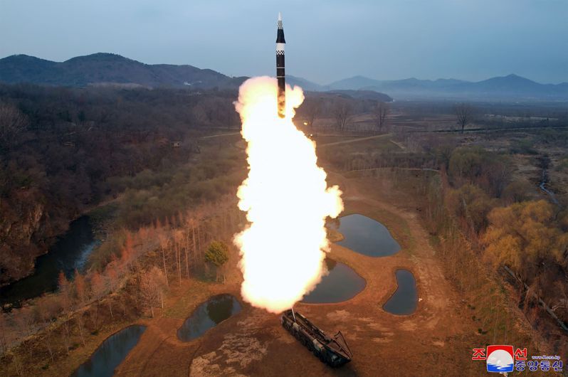 南韓聯合參謀本部於台灣時間22日下午2時4分表示北韓稍早朝東海發射不明彈道飛彈。圖為北韓在4月2日向日本海發射1枚中程彈道飛彈。法新社