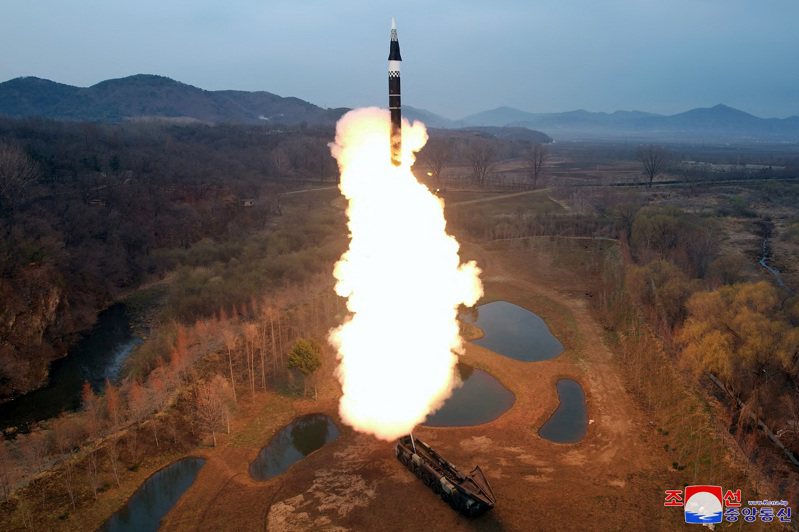 北韓4月2日據稱試射一枚新款中遠程固體燃料高超音速飛彈。圖由北韓官媒朝中社3日釋出。路透