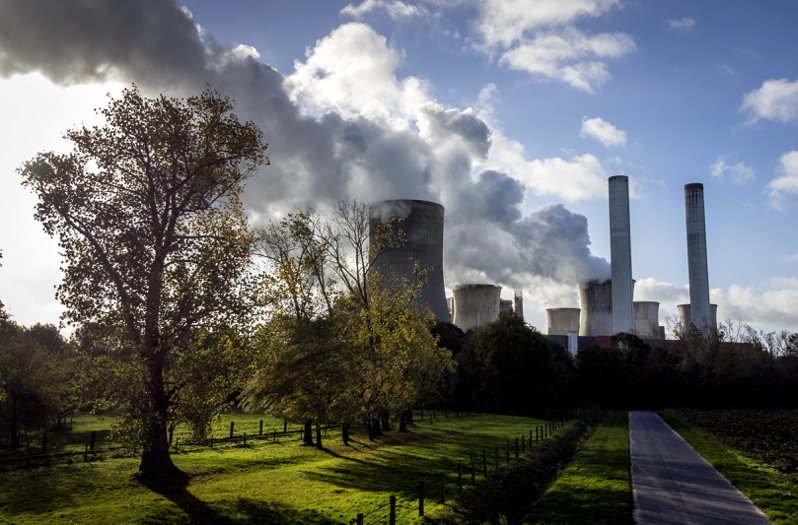 今年欧盟碳价下跌，可能使推动新绿色技术计画的资金减少数十亿欧元。（美联社）(photo:UDN)