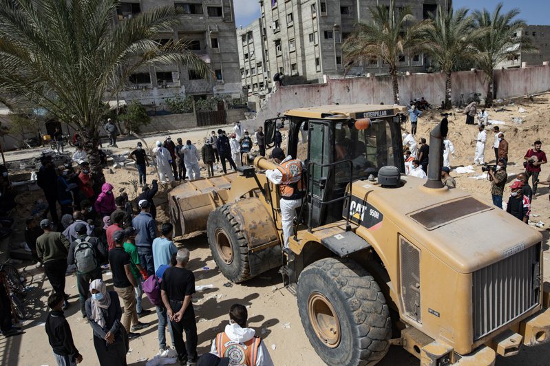 加薩走廊（Gaza Strip）民防當局表示，過去三天醫護人員在南部城市甘尤尼斯的納瑟醫院（Nasser Hospital）挖出約200具被以色列軍隊殺害並埋葬的遺體。(歐新社)