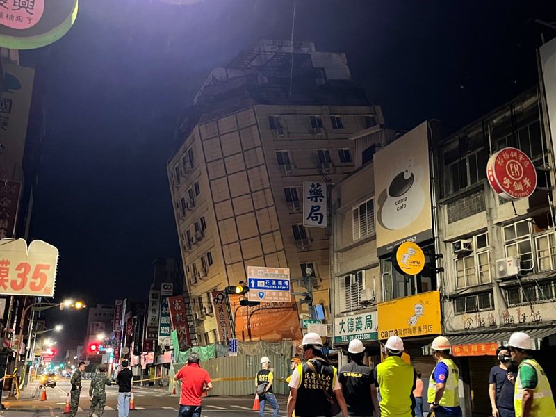 23日凌晨2時多連續2起規模6以上地震，導致花蓮市富凱大飯店發生傾斜。 記者王思慧／攝影