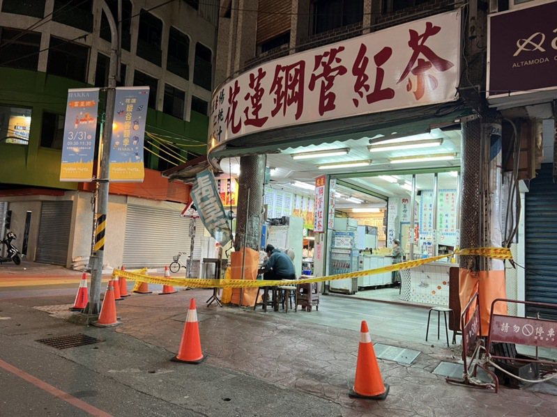 花蓮市中山路上知名飲品店鋼管紅茶，0403地震才被圍起來，這次餘震被迫徹底歇業了。記者林佳彣／攝影