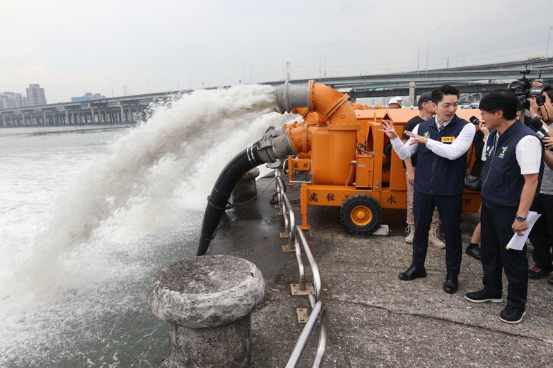 台北市長蔣萬安（右二）昨視察113年水災防汛搶險演習。他受訪表示，北士科T17、18當時決策過程有疑慮，站在市府立場就是啟動調查。記者蘇健忠／攝影