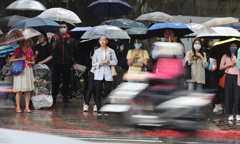 鋒面今天抵達台灣，全台水氣偏多，新竹以北有局部大雨的發生，民眾外出上班、活動等務必攜帶雨具出門。記者曾學仁／攝影