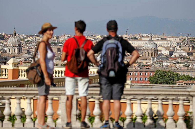 旅客在賈尼科洛山（Gianicolo hill）上，眺望羅馬市中心。路透