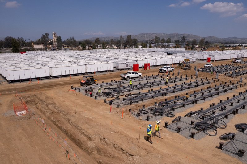 過去一周，加州締造一項壯舉，電池儲能兩度超越再生能源、核能、燃氣等發電方式，成為當地最大供電來源。路透