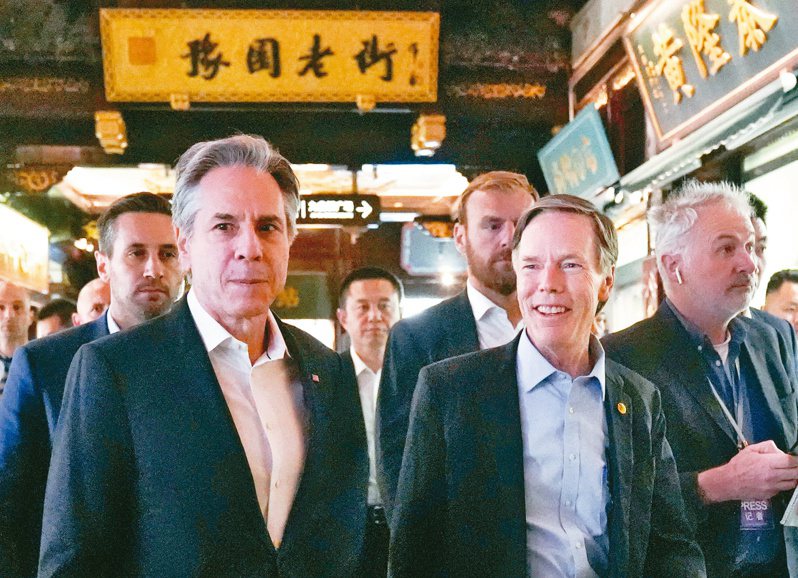 美國國務卿布林肯（前左一）廿四日到訪上海，與美國駐中國大使伯恩斯（前右一）參觀著名景點豫園。（美聯社）