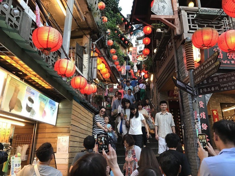 一名網友指出，發現很多外國人喜歡到台灣各個觀光景點、吃台灣美食，只要大喊「愛台灣」，就能獲得極高流量。情境示意圖。本報系資料照