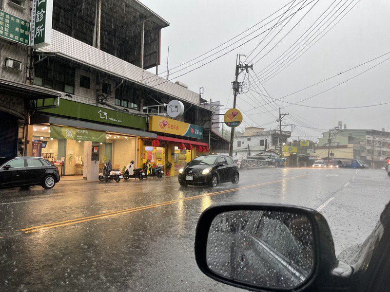 鋒面過境帶來大雨，南台灣旱情有望紓解。記者蔡世偉／攝影